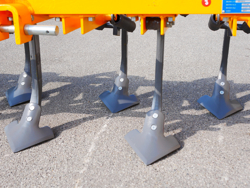 grubber mit 9 gänsefusscharen 215 cm breit mod de 215 9 v