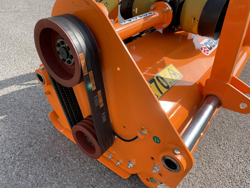 mittelschwerer mulcher mit hydraulische seitenverstellung für alle mittleren traktoren mit reifen oder gleisketten mod grizzly 160