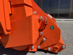 broyeur d accotement giraffa170 pour tracteur fruitier deleks