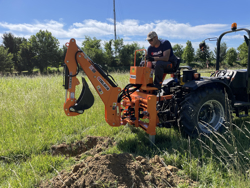 brat excavator universal cu cupa pentru tractoare agricole mod drs 2000t