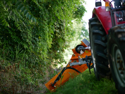 concasor lateral deplasabil pentru tractor pentru șanțuri și docuri mod volpe 165