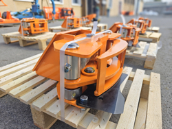 graifer forestier hidraulic cu lama de taiere atasata pentru mini excavator cleste mod cf 10