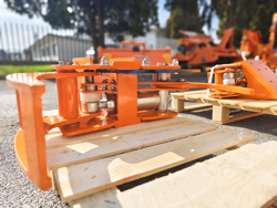 graifer forestier hidraulic cu lama de taiere atasata pentru mini excavator cleste mod cf 10r