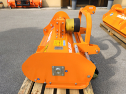 tocator de resturi vegetale cu ciocane seria medie 120cm pentru tractoare de livadă lincione 120 sp