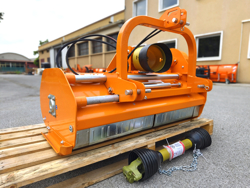 tocator de resturi vegetale cu ciocane seria medie 120cm pentru tractoare de livadă lincione 120 sph