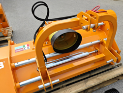 tocator de resturi vegetale cu ciocane seria medie 140cm pentru tractoare de livadă lincione 140 sph