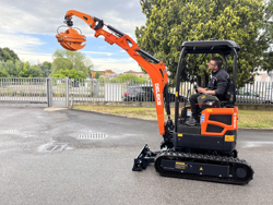 cleste hidraulic cu o capacitate de incarcare de 400 kg cu un rotor 360 pentru mini excavatoare mod dk 10h gr 10