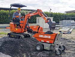 mini excavator compact m80
