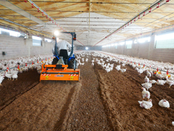 фреза ворошитель смешивает и переворачивает подстилку в птицефермах pavo 140