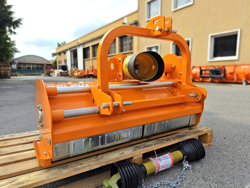 мульчер травы и веток молотковый средней серии рабочая ширина 120см для тракторов lincione 120 sp