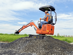 мини экскаватор компактный с резиновыми гусеницами и набором аксессуаров мод m80