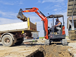 мини экскаватор компактный с резиновыми гусеницами и набором аксессуаров мод s280 kubota