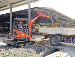 мини экскаватор компактный с резиновыми гусеницами и набором аксессуаров мод s280 kubota