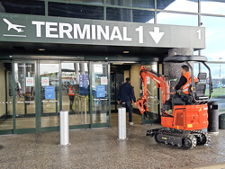 мини экскаватор компактный с резиновыми гусеницами и набором аксессуаров мод e110