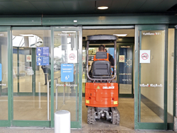 мини экскаватор компактный с резиновыми гусеницами и набором аксессуаров мод e110