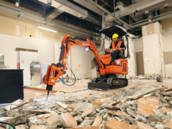 мини экскаватор компактный с резиновыми гусеницами и набором аксессуаров мод e110