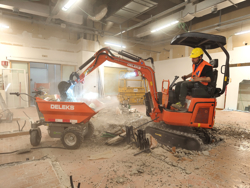 мини экскаватор компактный с резиновыми гусеницами и набором аксессуаров мод e110