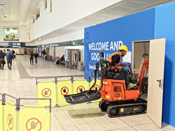 мини экскаватор компактный с резиновыми гусеницами и набором аксессуаров мод e110